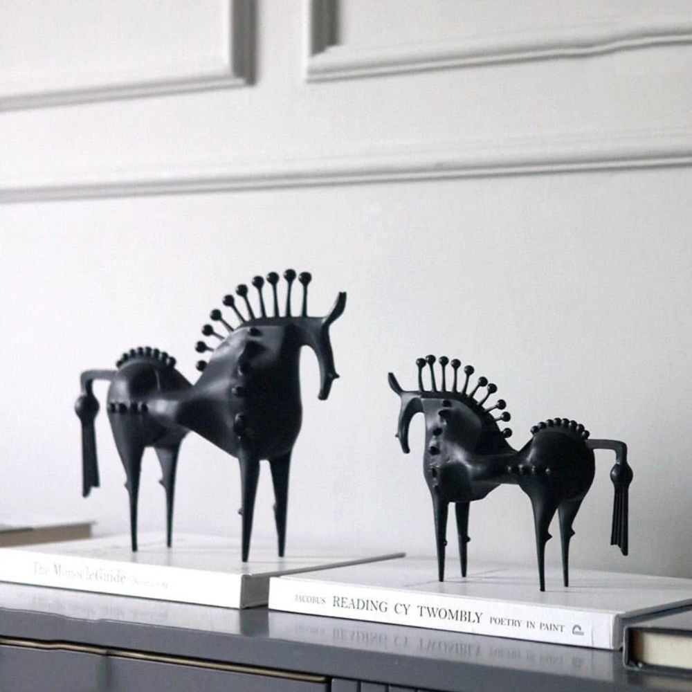 Schwarze Hengst Metallskulptur