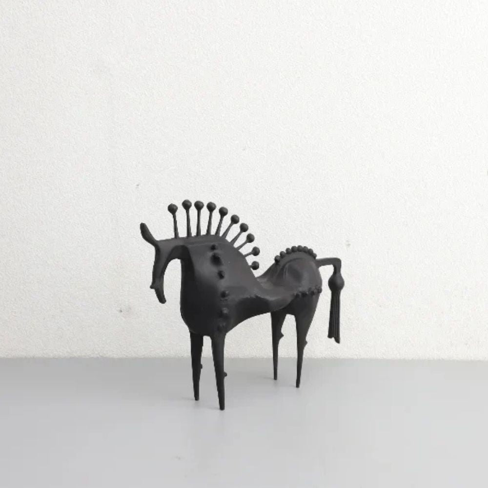 Schwarze Hengst Metallskulptur