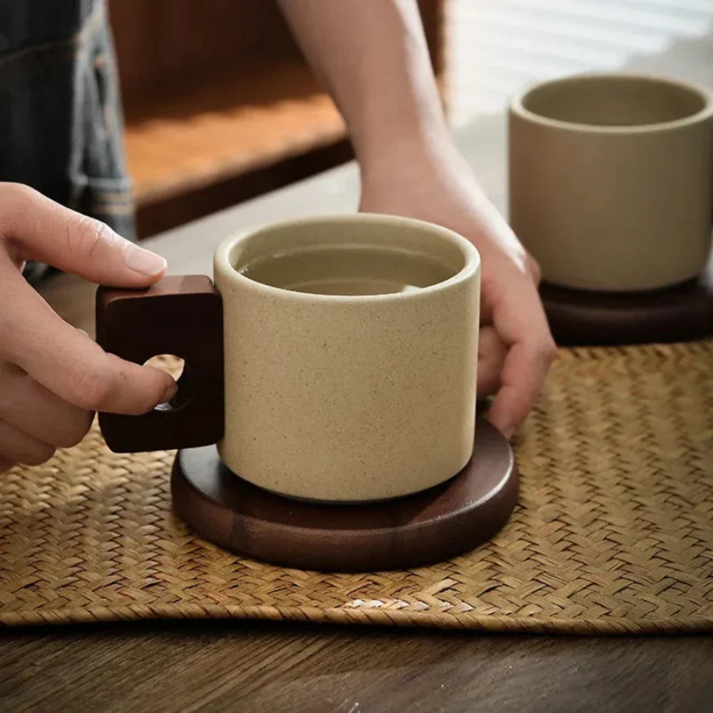 Modernistischer Keramiktasse mit Holzpalette