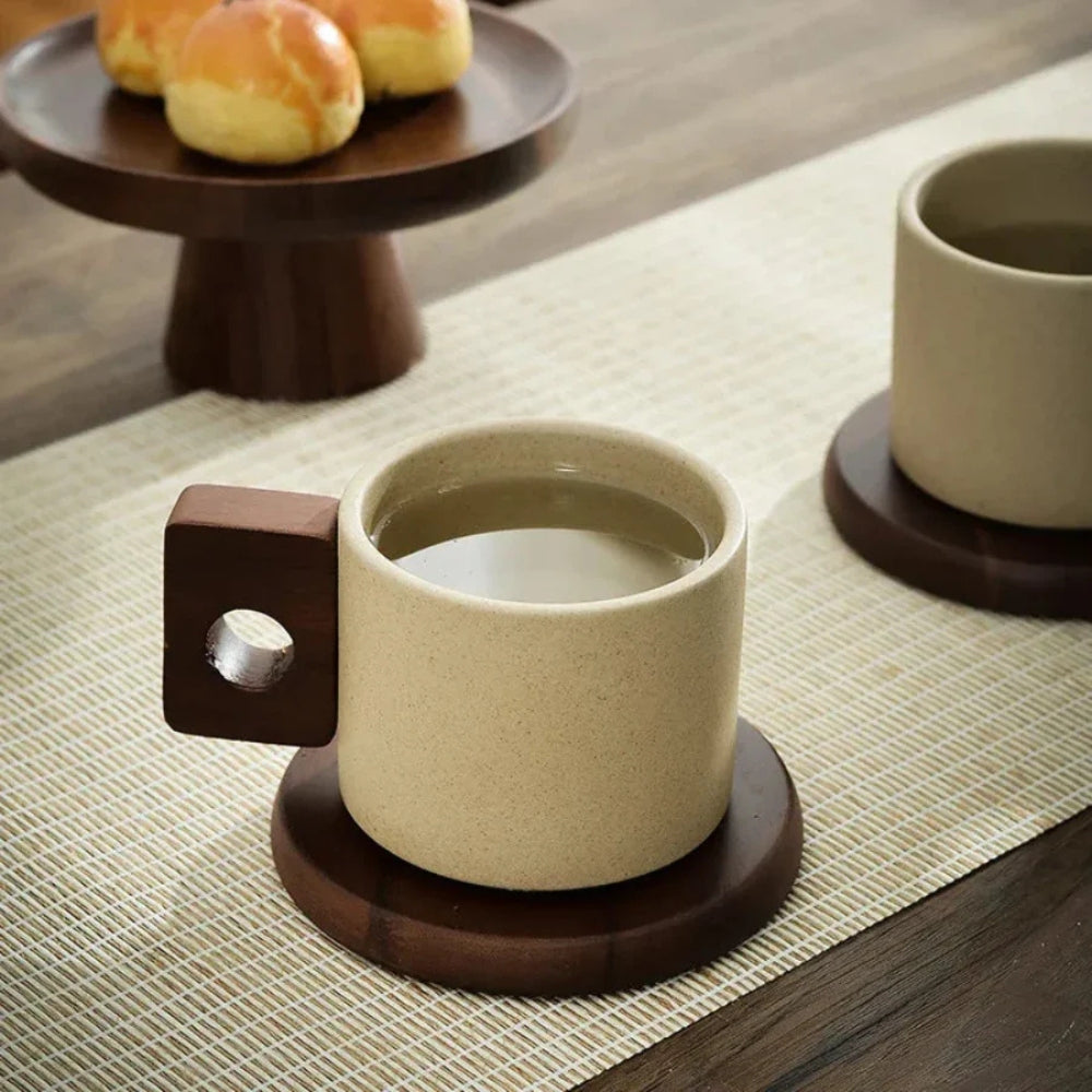 Modernistischer Keramiktasse mit Holzpalette