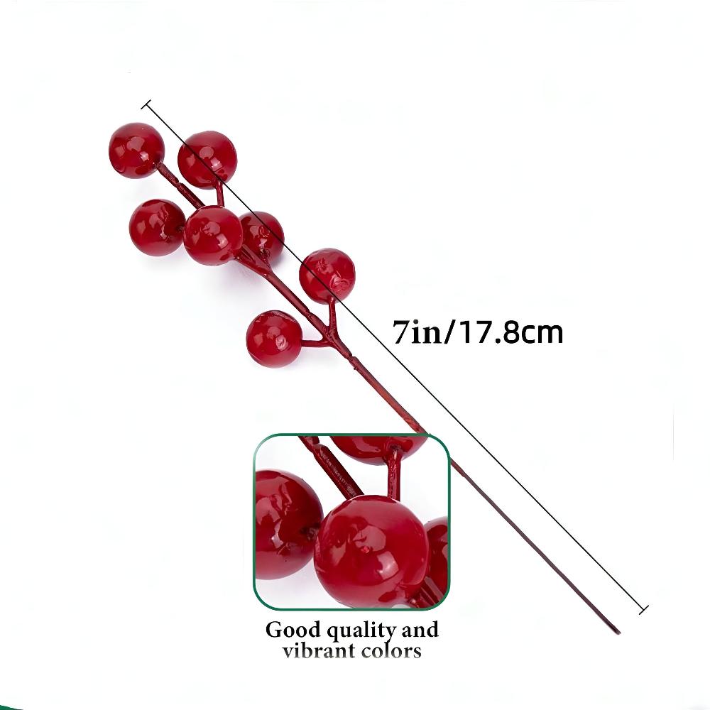 Künstliche Kiefernzweige mit roten Beeren