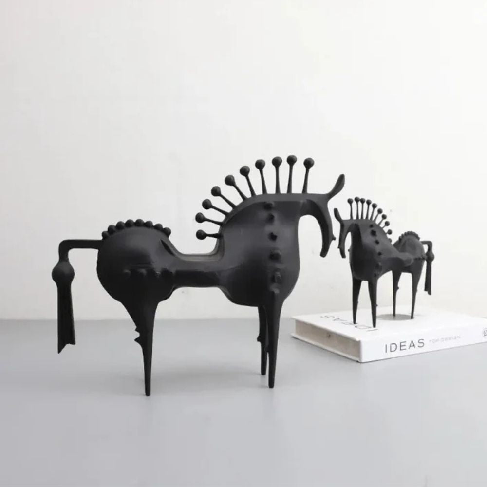 Schwarze Hengst Metallskulptur