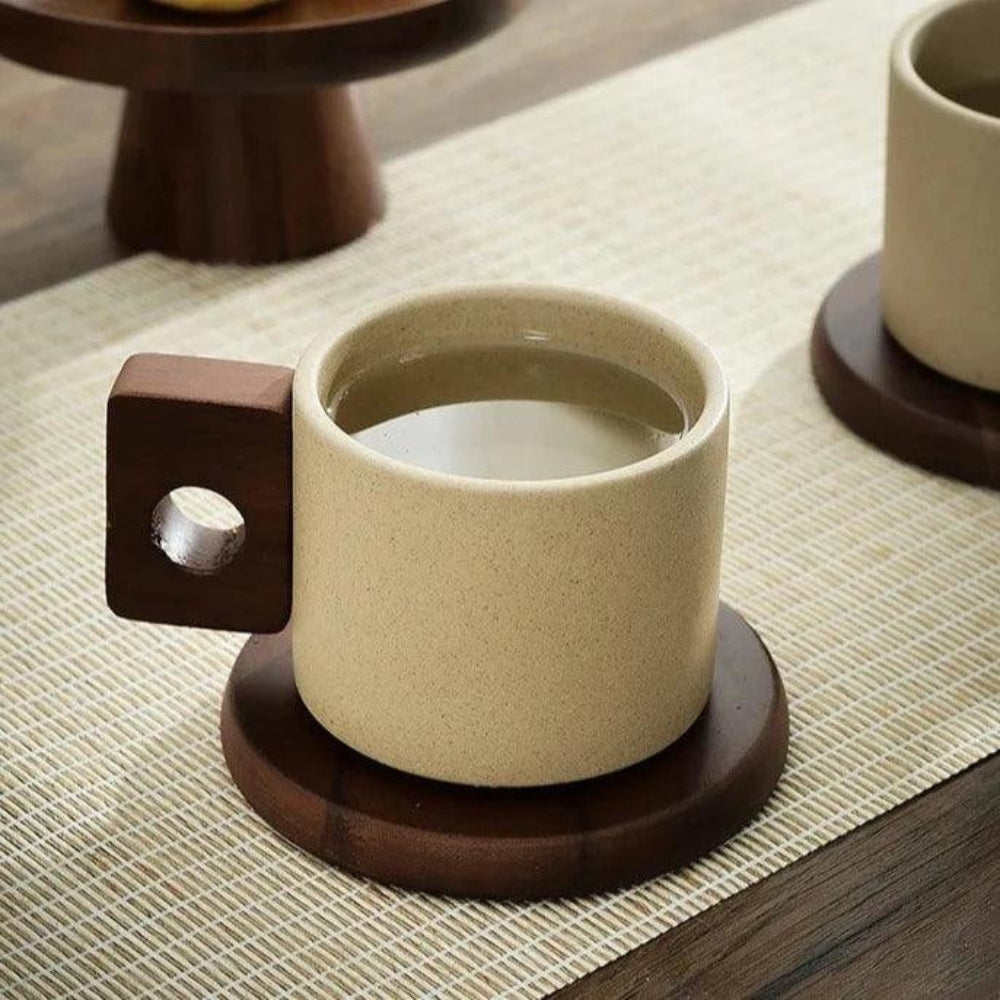 Modernistischer Keramiktasse mit Holzpalette