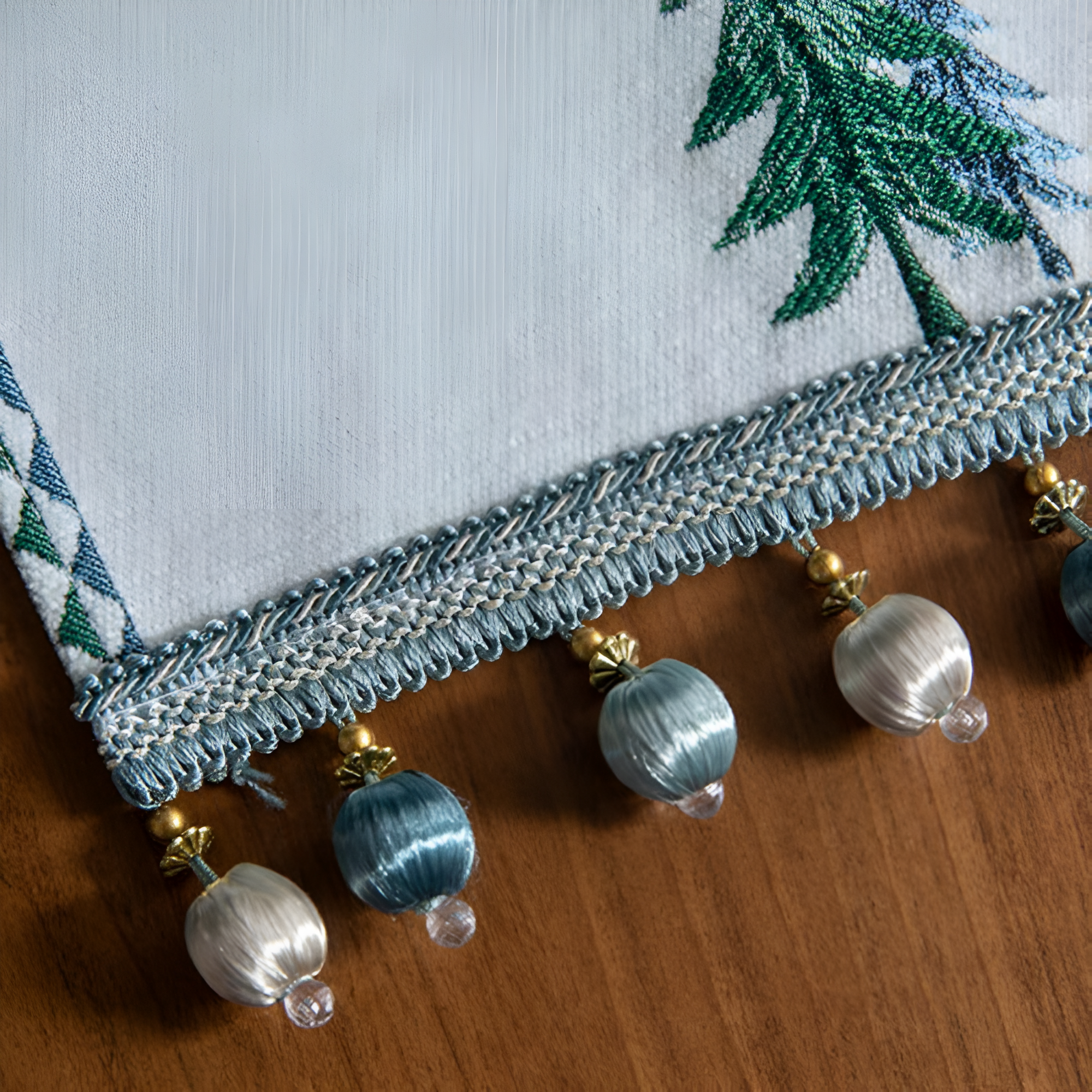 Festlicher Kieferbaum-Quastenläufer