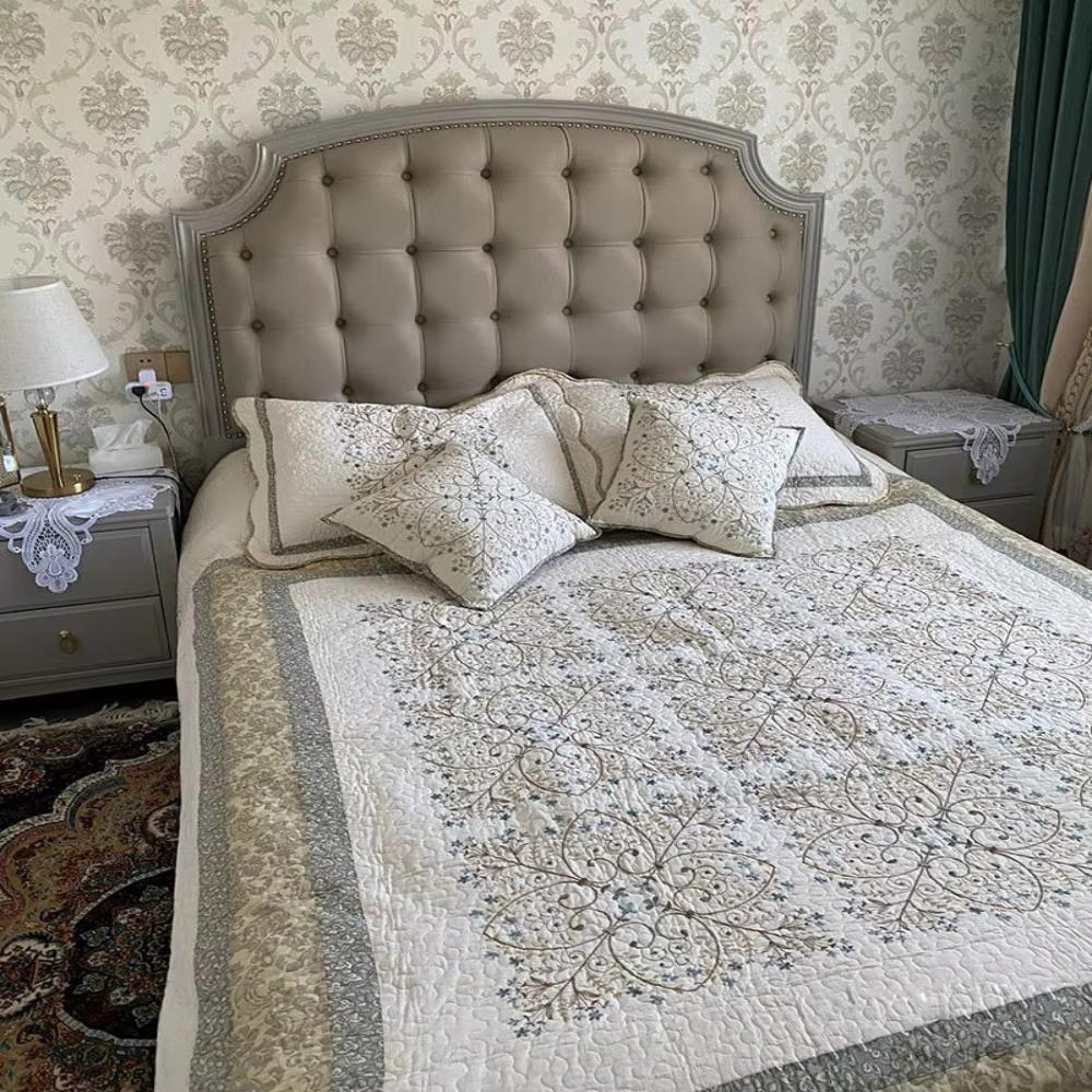 Elegante gestickte Patchwork-Überdecke
