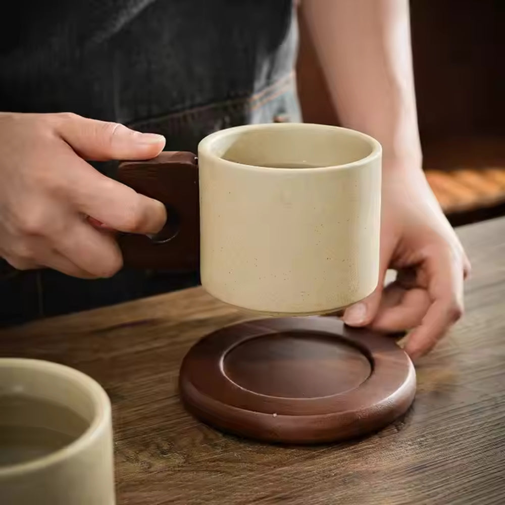 Modernistischer Keramiktasse mit Holzpalette