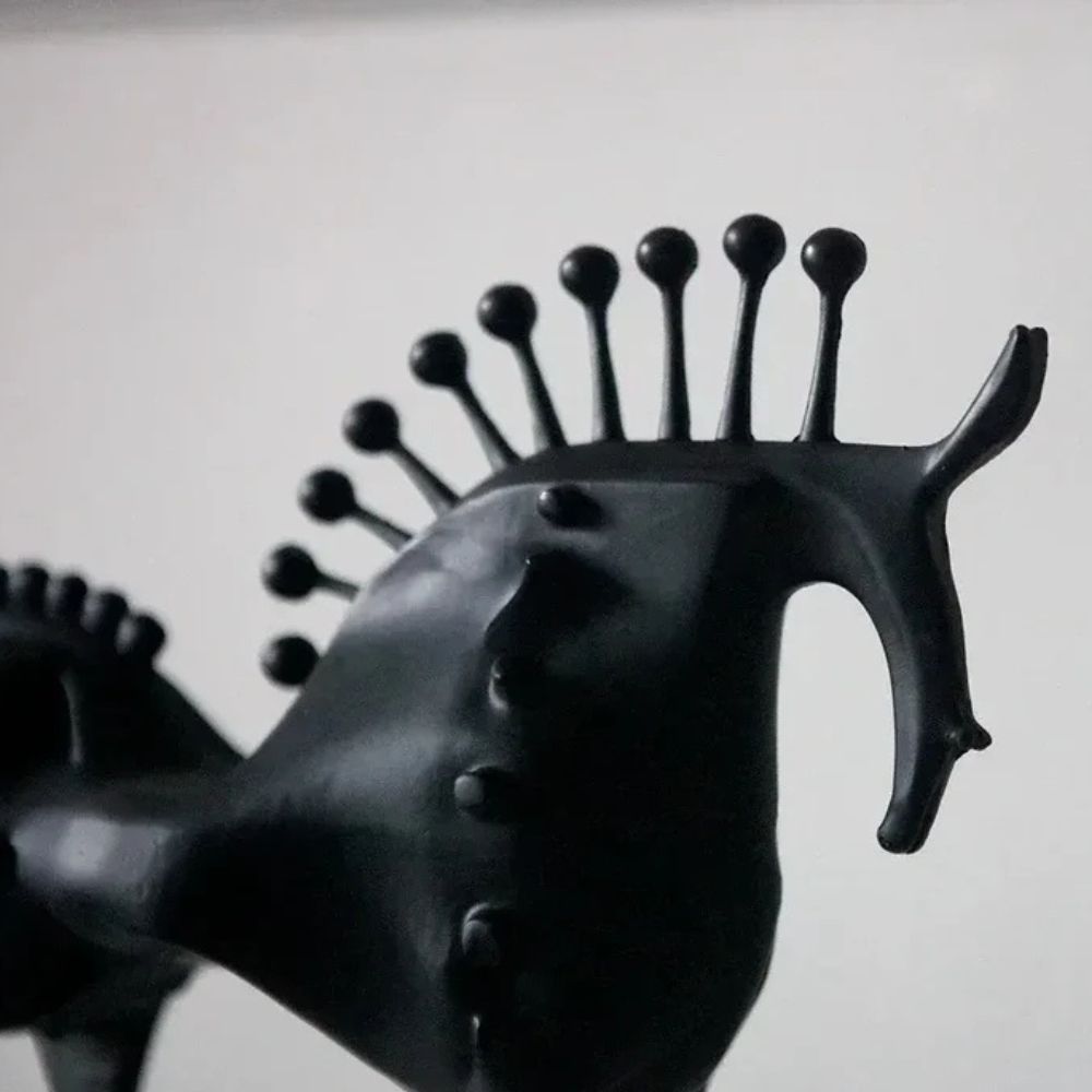 Schwarze Hengst Metallskulptur