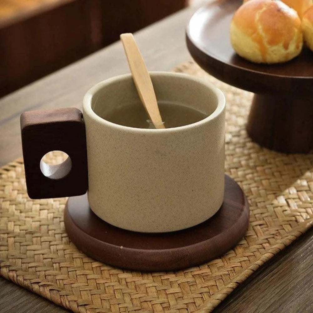 Modernistischer Keramiktasse mit Holzpalette