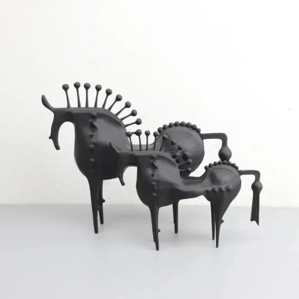 Schwarze Hengst Metallskulptur