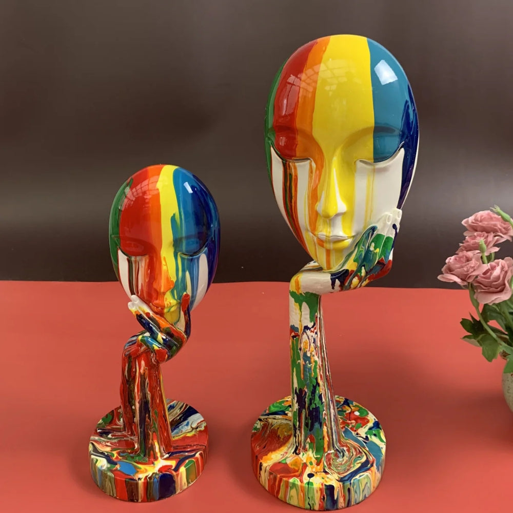 Bunte Kunstskulptur der weiblichen Denkerin