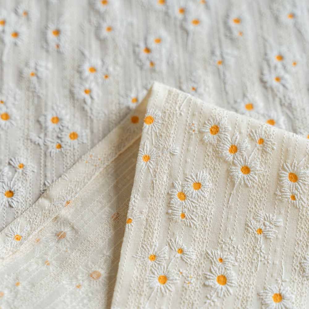 Verspielter Gänseblümchen Bestickter Boho Tischläufer
