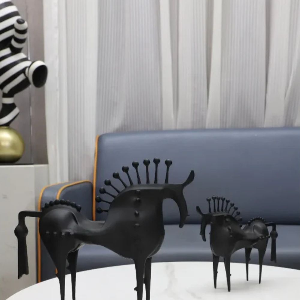 Schwarze Hengst Metallskulptur