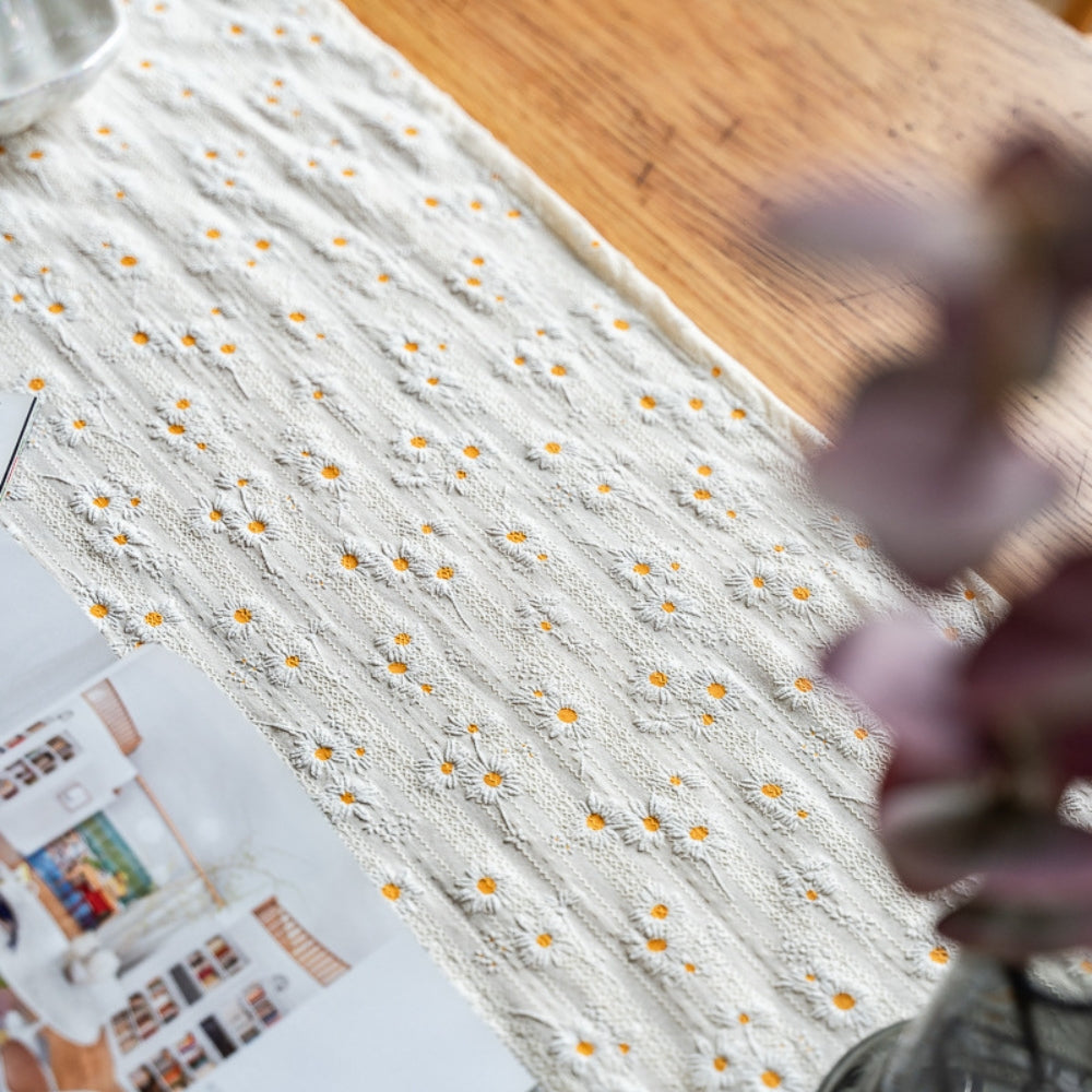 Verspielter Gänseblümchen Bestickter Boho Tischläufer
