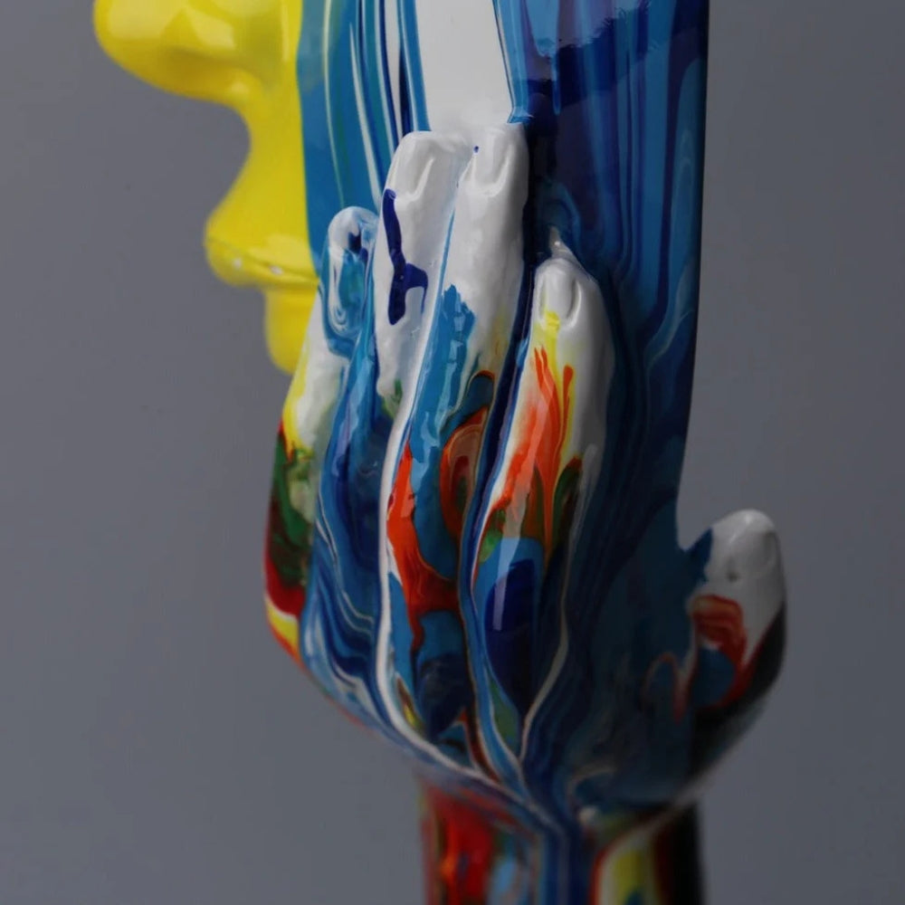 Bunte Kunstskulptur der weiblichen Denkerin