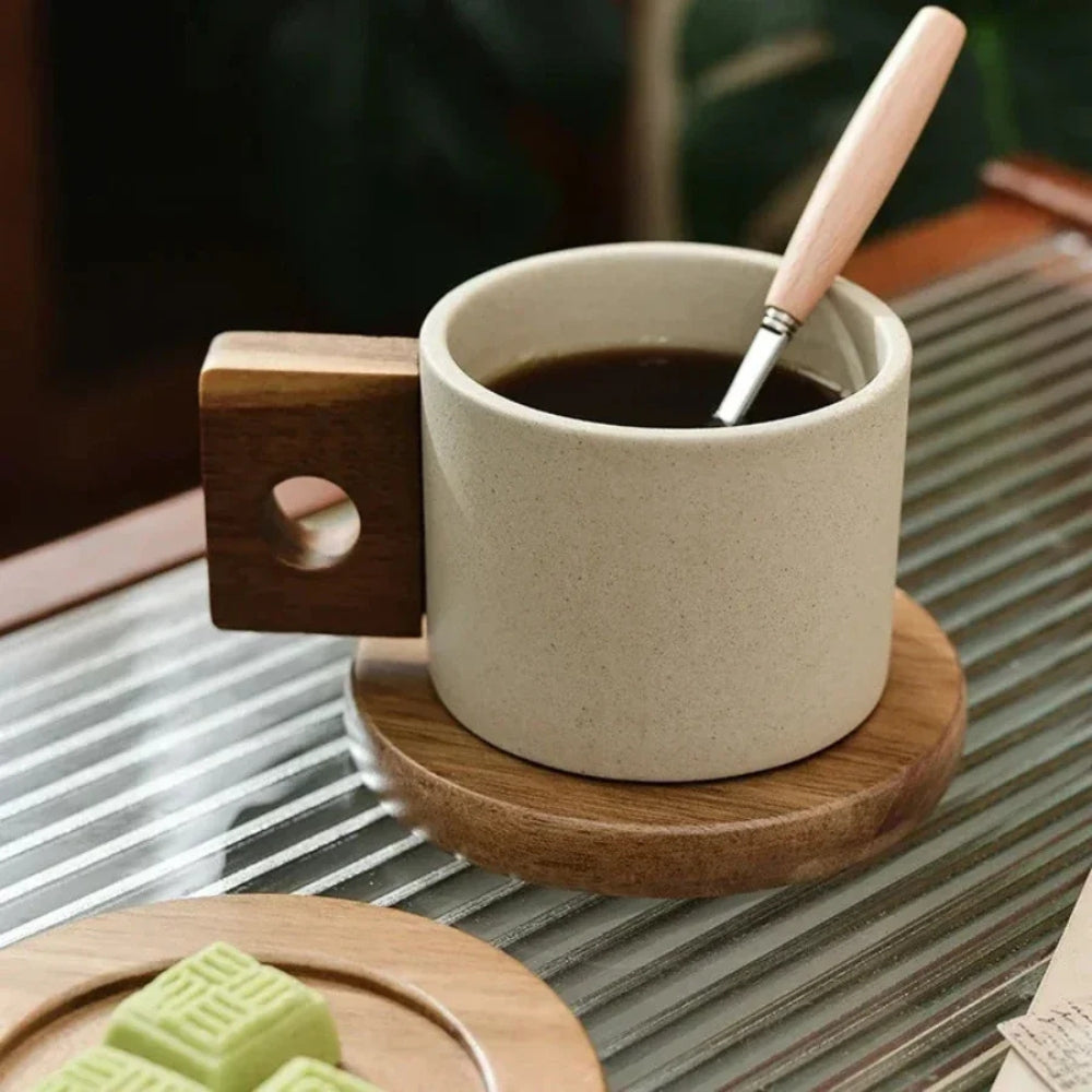 Modernistischer Keramiktasse mit Holzpalette