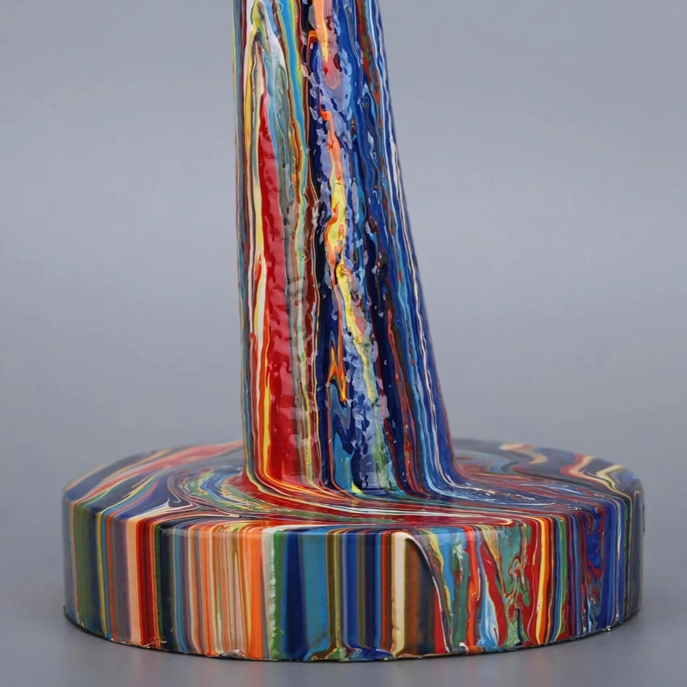 Bunte Kunstskulptur der weiblichen Denkerin