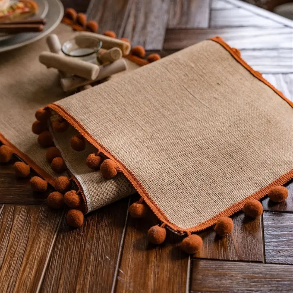 Jute Bohemian Pom-Pom Tischläufer