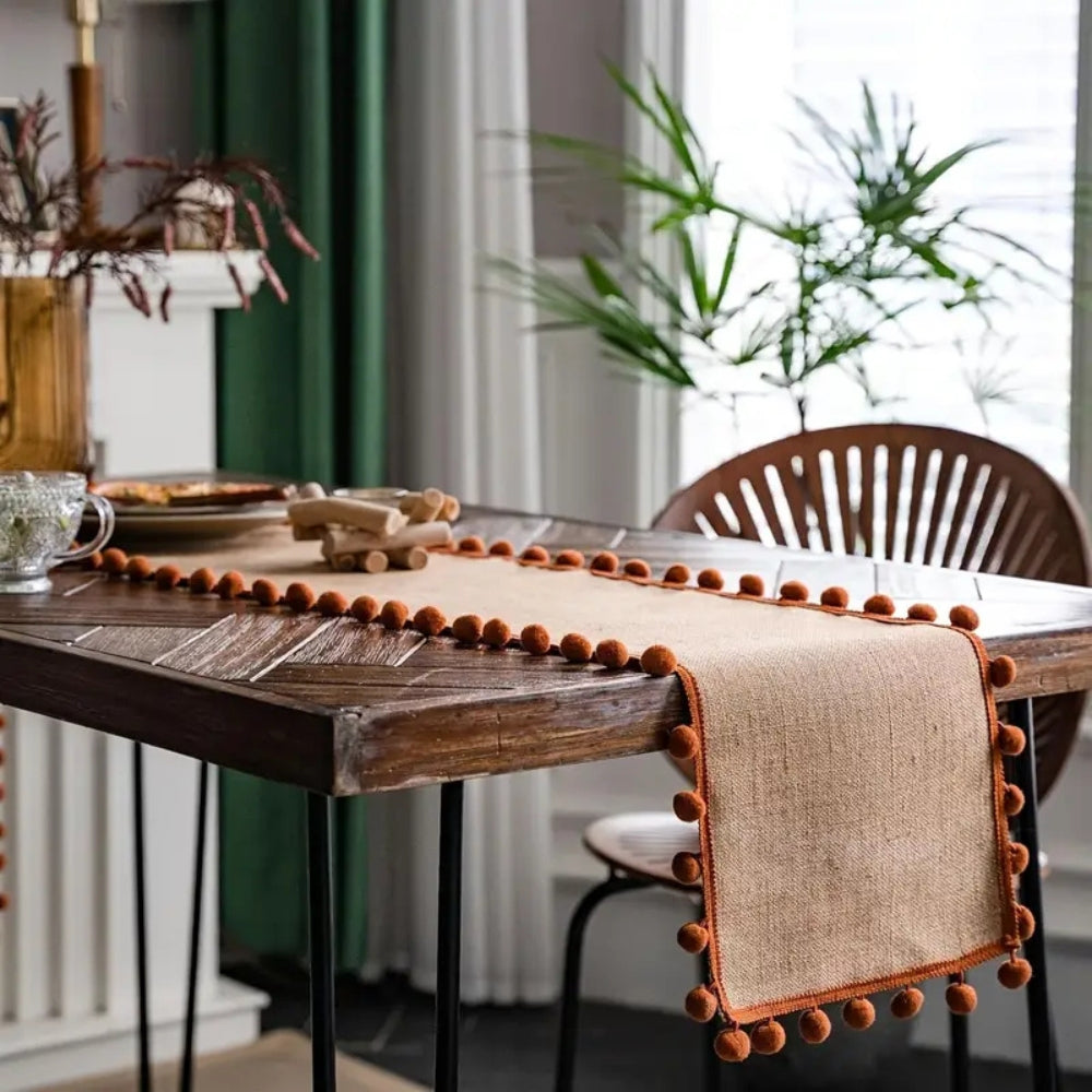 Jute Bohemian Pom-Pom Tischläufer