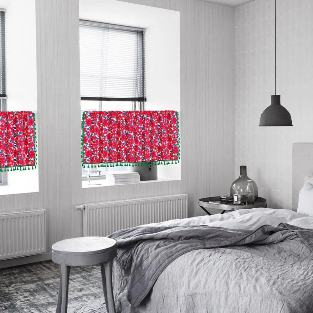 Eleganter roter Blumenvorhang für Schrankfenster