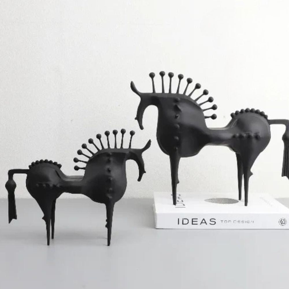 Schwarze Hengst Metallskulptur