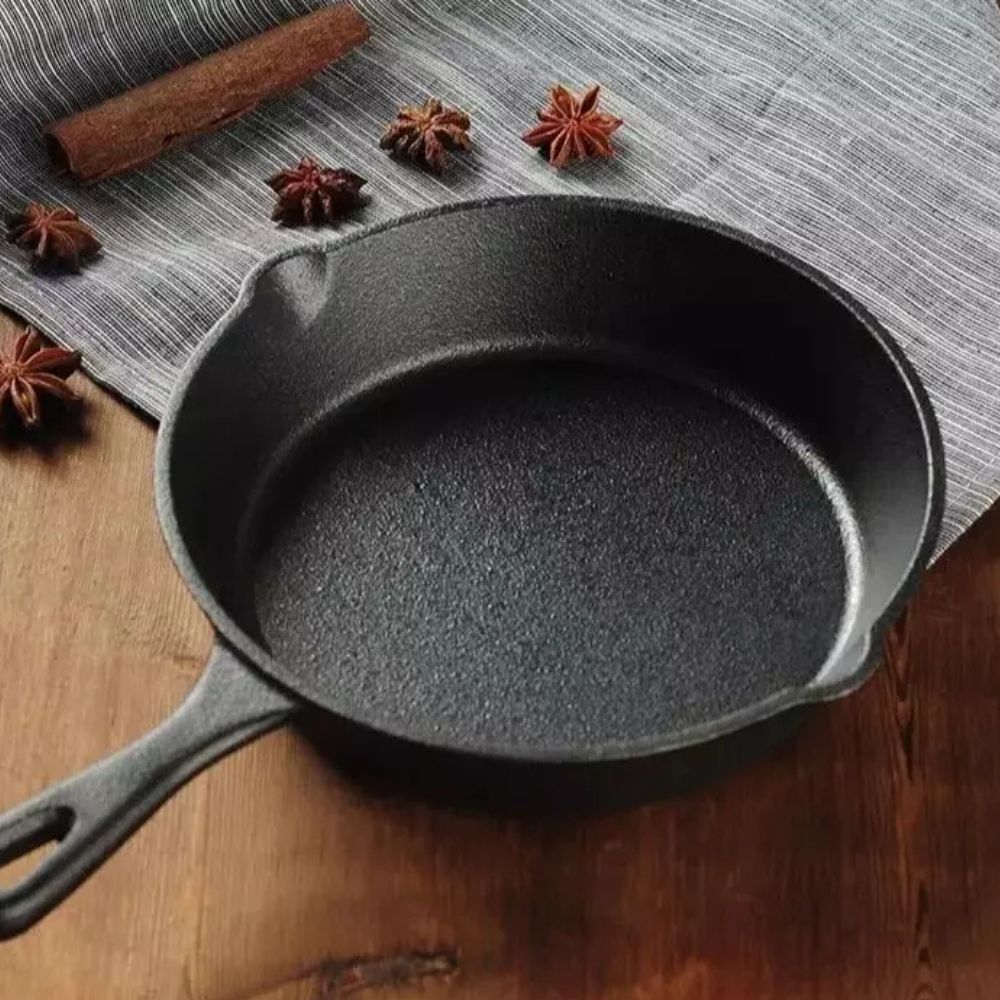 Schwarze Gusseisenpfanne