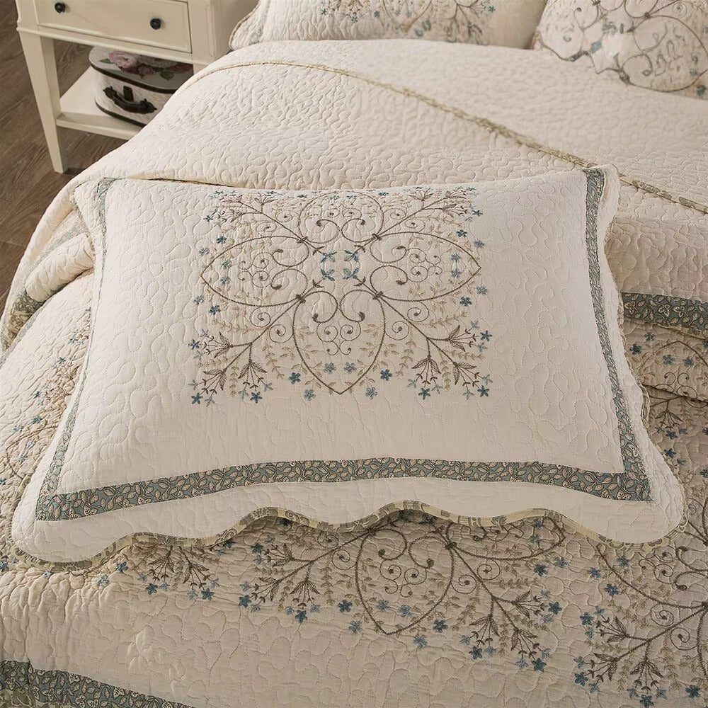 Elegante gestickte Patchwork-Überdecke