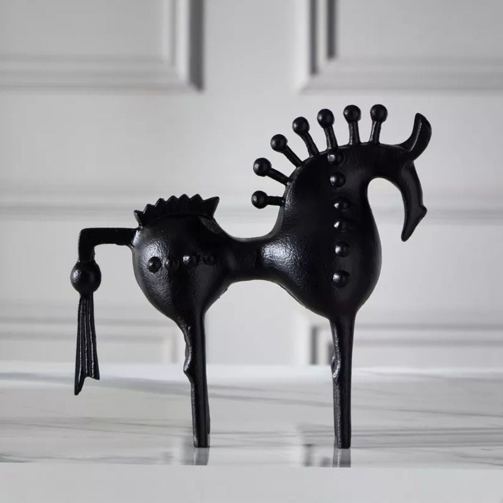 Schwarze Hengst Metallskulptur
