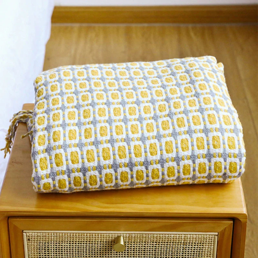 Gestrickte Couchdecke mit Fransen