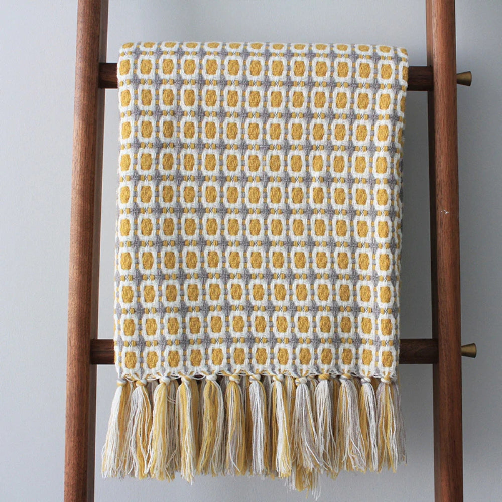 Gestrickte Couchdecke mit Fransen
