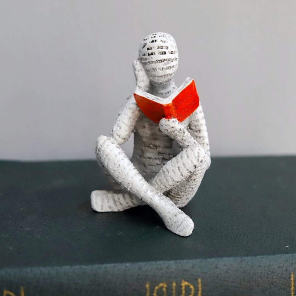 Frau Lesende Regaldekoration