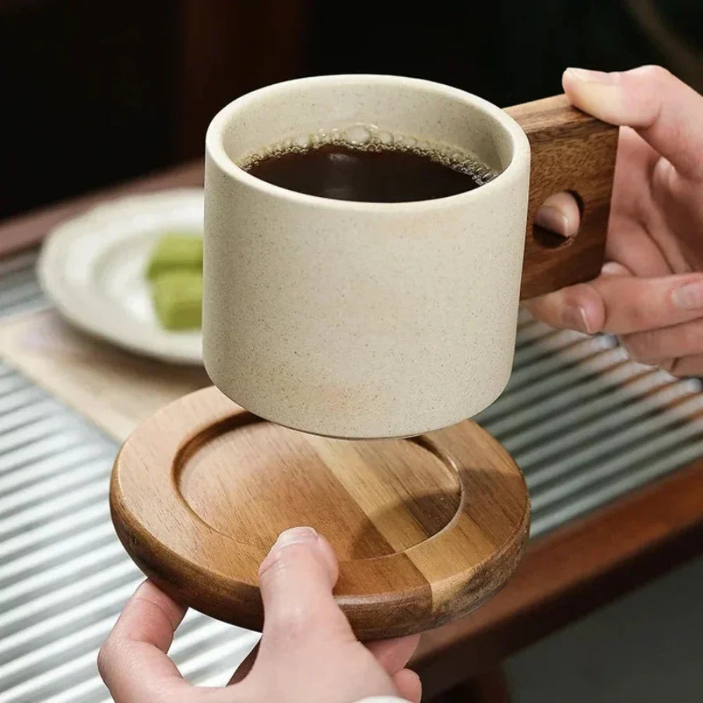 Modernistischer Keramiktasse mit Holzpalette