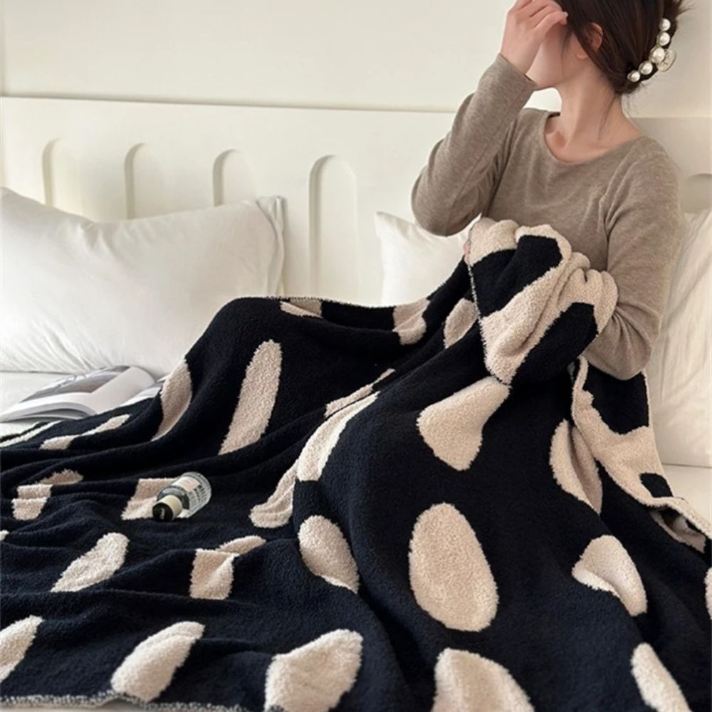 Moderne Pünktchen Fleece-Decke
