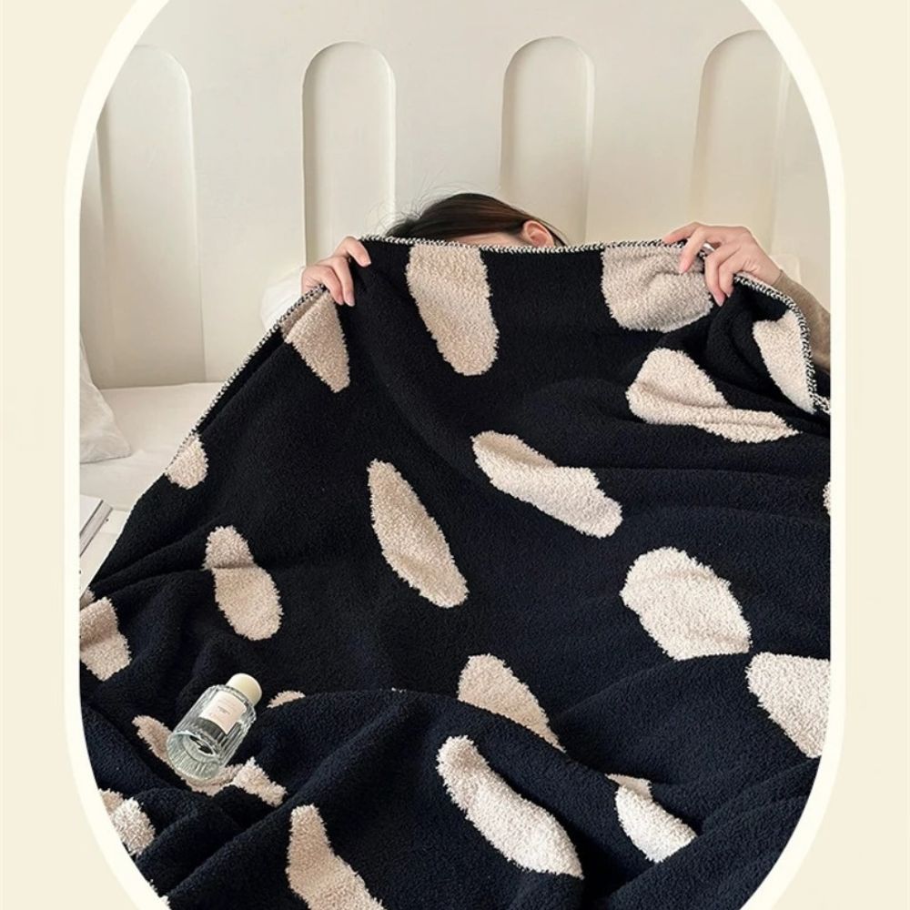 Moderne Pünktchen Fleece-Decke