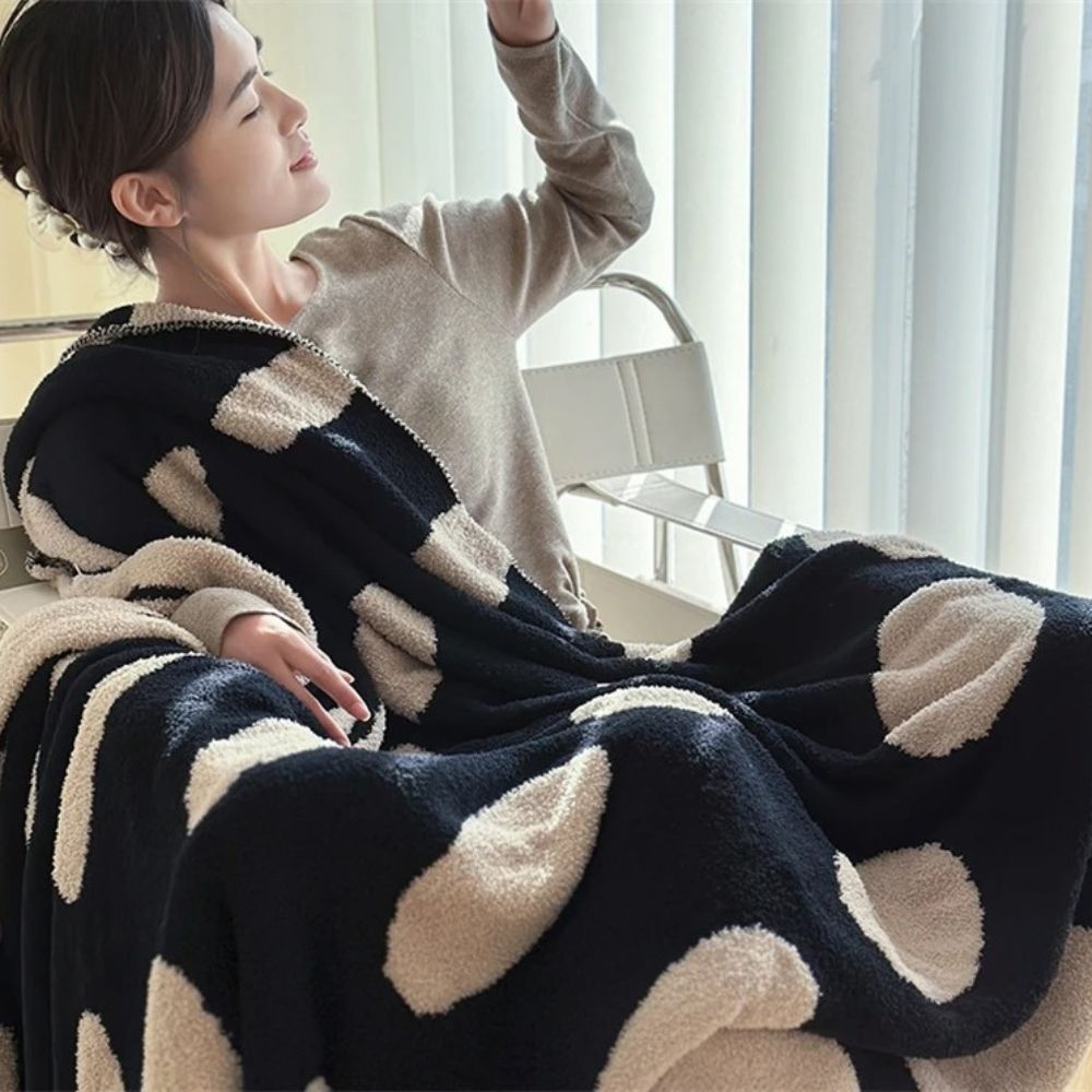 Moderne Pünktchen Fleece-Decke