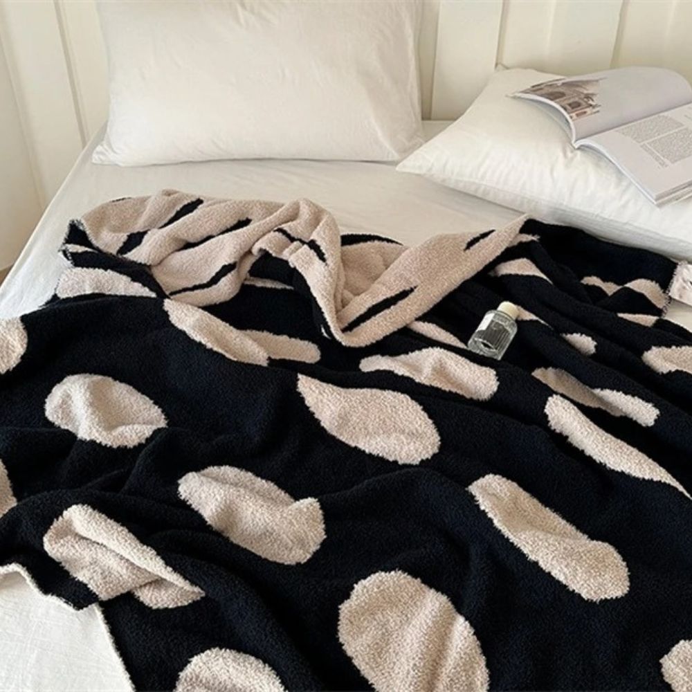 Moderne Pünktchen Fleece-Decke