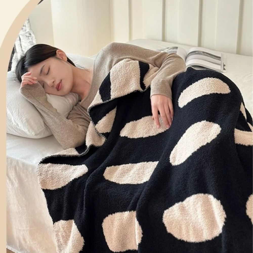 Moderne Pünktchen Fleece-Decke