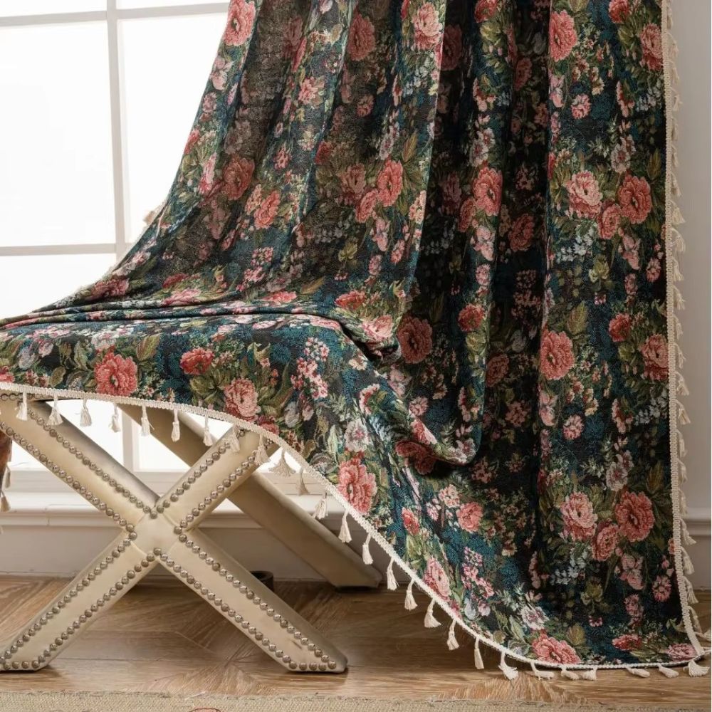 Noveau Ditsy Floral Quastenvorhang