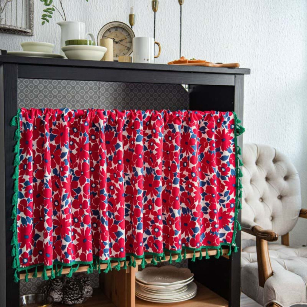 Eleganter roter Blumenvorhang für Schrankfenster