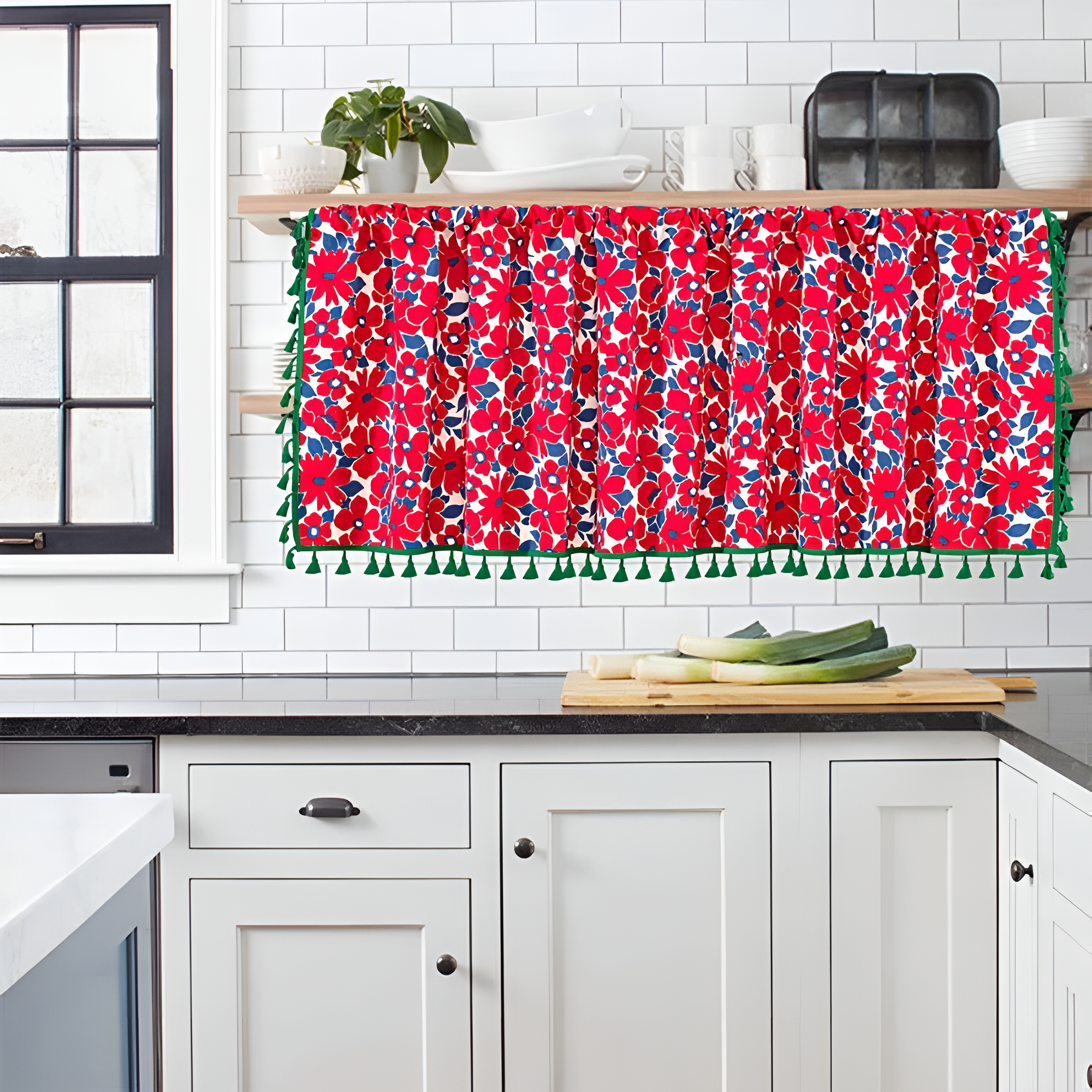 Eleganter roter Blumenvorhang für Schrankfenster