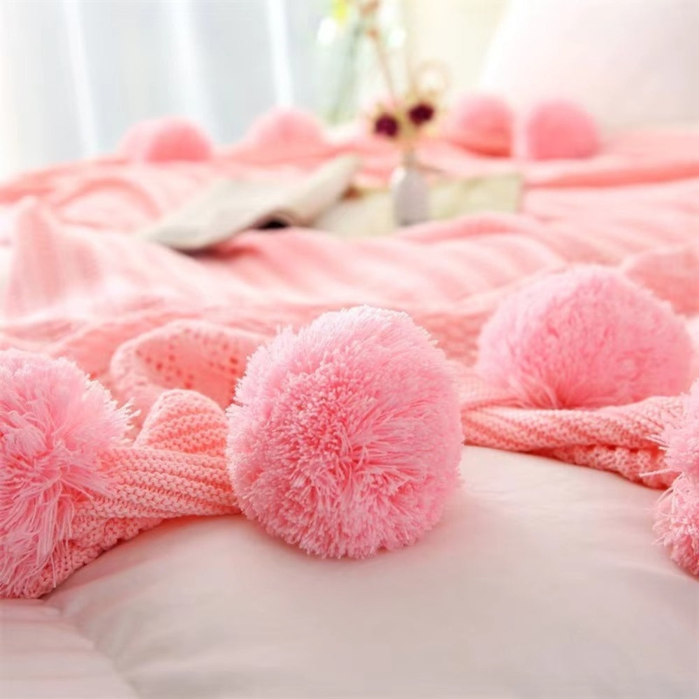 Whimsy Fluffy Pom-Pom Macaron Decke