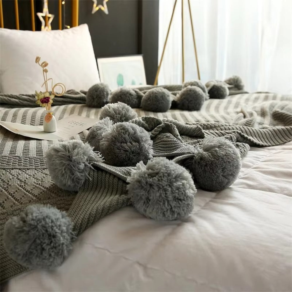 Whimsy Fluffy Pom-Pom Macaron Decke