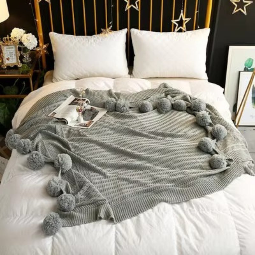 Whimsy Fluffy Pom-Pom Macaron Decke