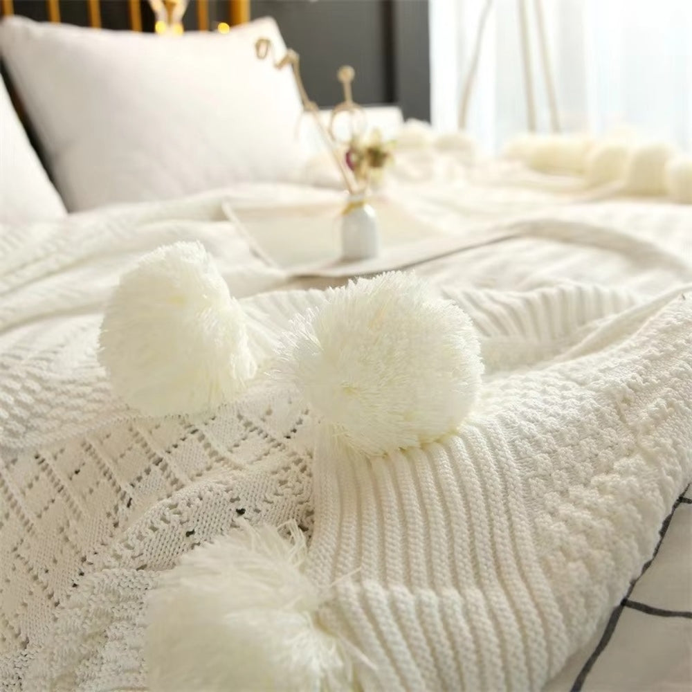 Whimsy Fluffy Pom-Pom Macaron Decke