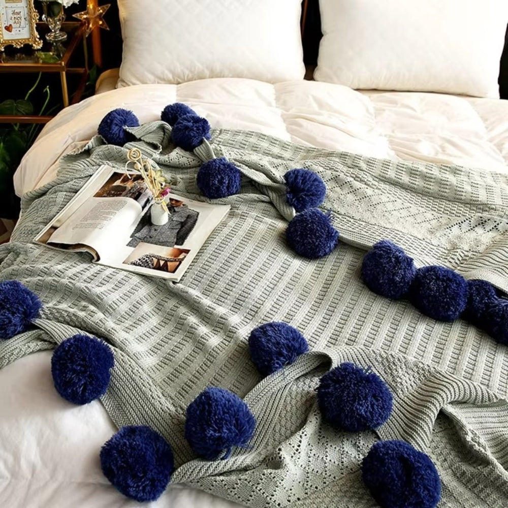 Whimsy Fluffy Pom-Pom Macaron Decke
