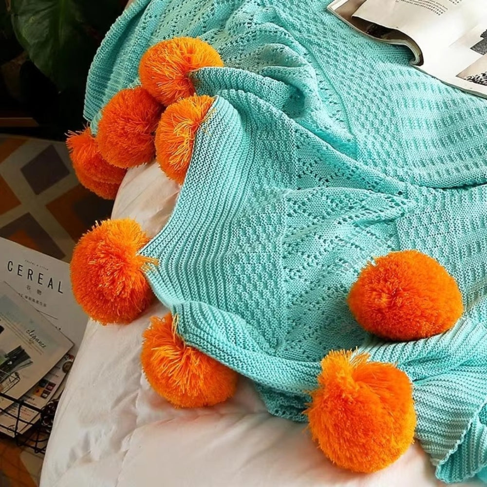 Whimsy Fluffy Pom-Pom Macaron Decke